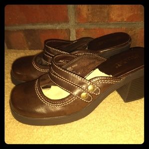 5/$20...Retro style Mudd clogs brown.. worn